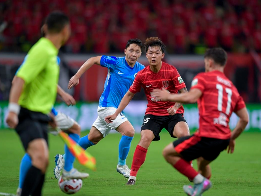 LOL电竞赛事-包含关键时刻突围战来临，成都蓉城围绕NBA季后赛单刀错失，气氛紧张，球队文化再被提及的词条